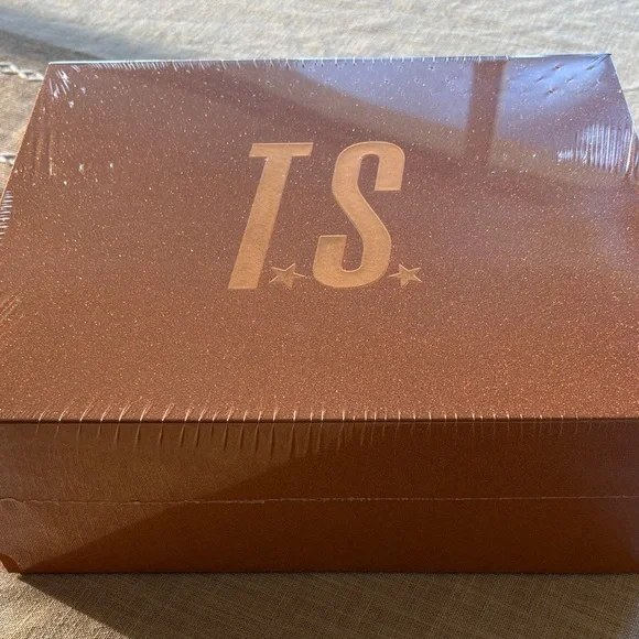 Taylor Swift The Life of a Showgirl Cardigan Box Set - Picture 2 of 6